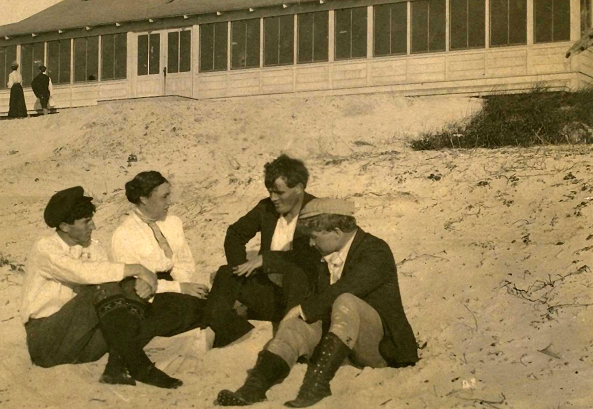 George Sterling, Mary Austin, Jack London ve Jimmie Hopper Kaliforniya’daki Carmel Sahilinde