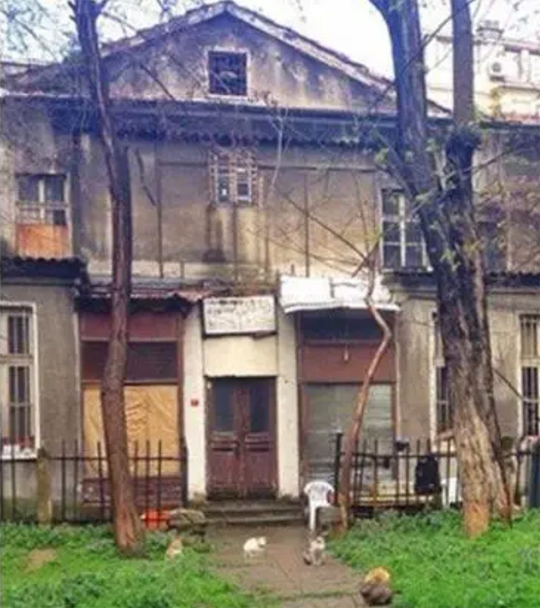 Restorasyon Öncesi, Avlu